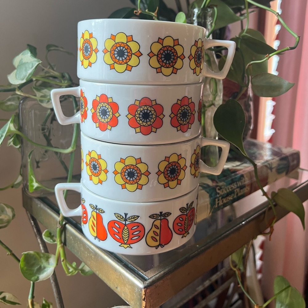 4 VINTAGE 70s CUPS
